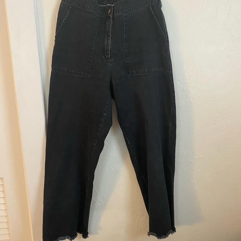 Eye to Eye brand stretchy crop jeans. Faded black, raw seam, high waisted, 70’s.